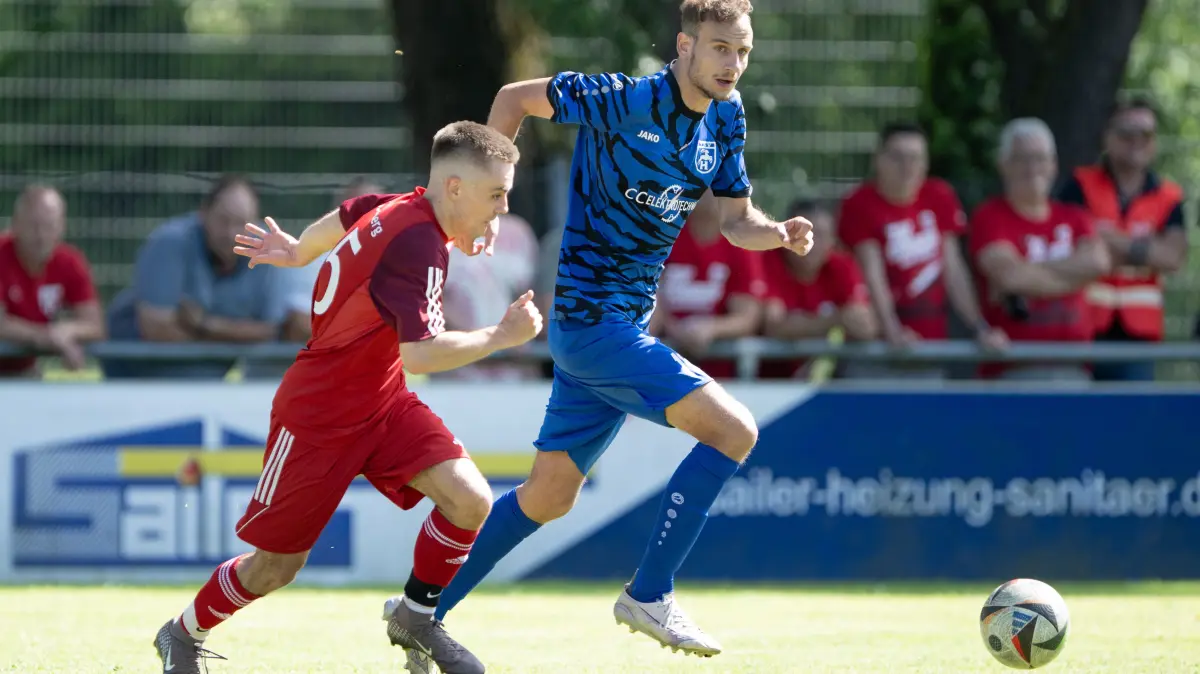 TSV Hirschau vs. TSV Strassberg, Fussball, Relegationsspiel zur LL Staffel 3, 1. Runde, Saison 2025/2026, 13.06.2026, : Alexander Lauxmann (TSV Hirschau, #11), Marius Plankenhorn (TSV Strassberg, #05),
TSV Hirschau vs. TSV Strassberg, Fussball, Relegationsspiel zur LL Staffel 3, 1. Runde, Saison 2025/2026, 13.06.2026,
Eibner-Pressefoto/Andreas Ulmer