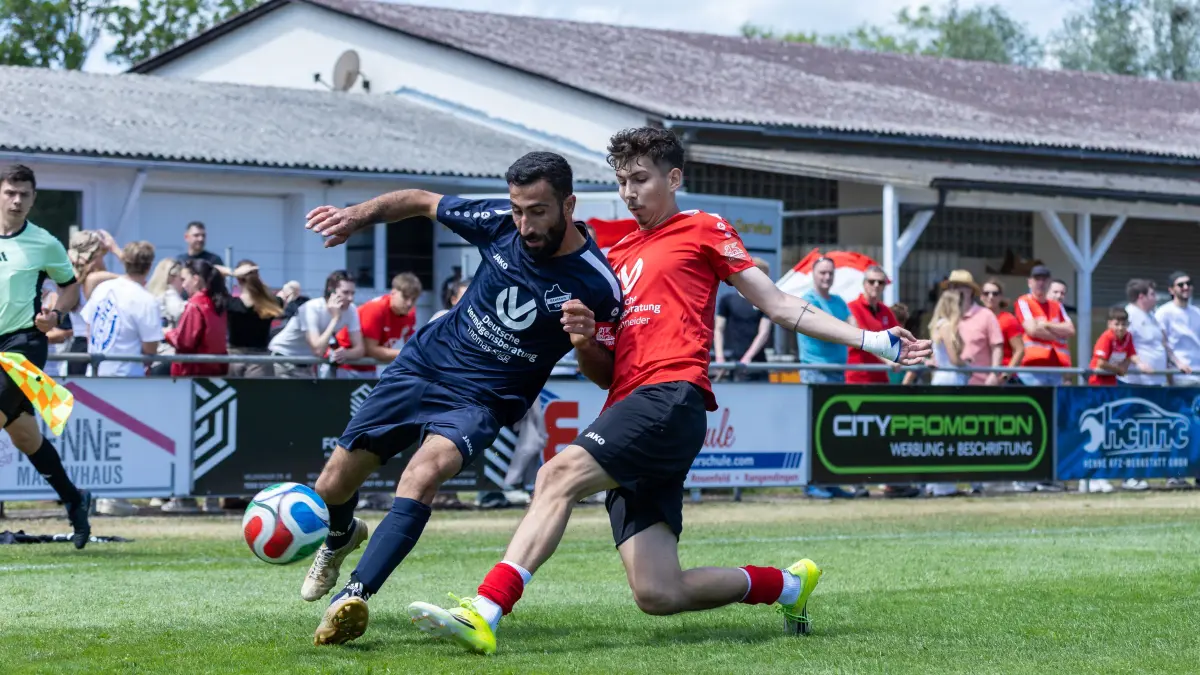 SGM Wessingen/Grosselfingen vs TSV Stetten/Hechingen, Fussballl,Kreisliga B, Relegation, Saison 2025/2026, 13.06.2026: Diyar Ruestemoglu (TSV Stetten/Hechingen, #11) setzt sich hier gegen Dino Perfin (SGM Wessingen/Grosselfingen, #04) durch.
SGM Wessingen/Grosselfingen vs TSV Stetten/Hechingen, Fussballl,Kreisliga B, Relegation, Saison 2025/2026, 13.06.2026,
Foto: Eibner-Pressefoto/Davide Di Giovanni