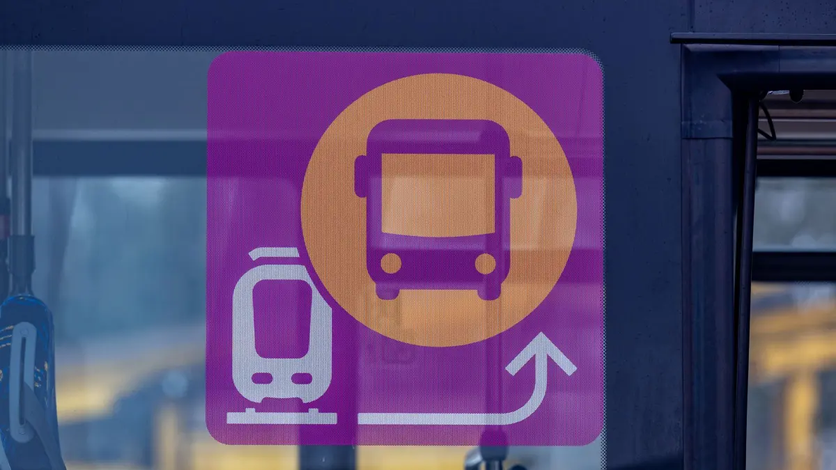 Generalsanierung der Bahnstrecke Nürnberg-Regensburg: ARCHIV - 06.02.2026, Bayern, Neumarkt: Ein Symbolbild für Schienenersatzverkehr ist an einem Bus angebracht. (zu dpa: «Bahn-Sanierung: Im purpurfarbenen Bus durch Ostbayern») Foto: Armin Weigel/dpa +++ dpa-Bildfunk +++