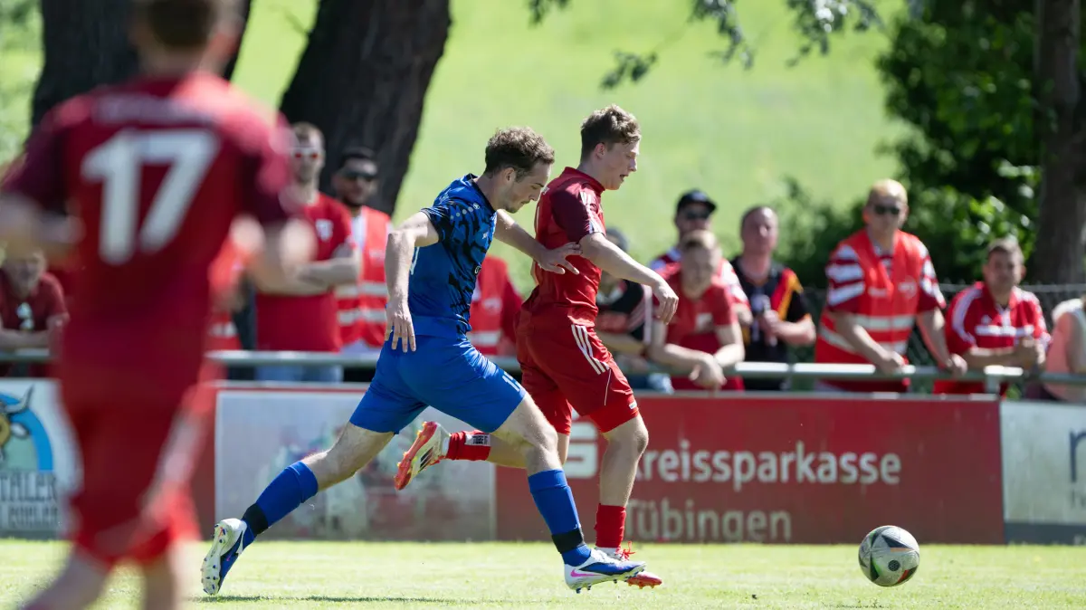 TSV Hirschau vs. TSV Strassberg, Fussball, Relegationsspiel zur LL Staffel 3, 1. Runde, Saison 2025/2026, 13.06.2026, : Nils Gruber (TSV Hirschau, #15), links gegen Marius Plankenhorn (TSV Strassberg, #05),
TSV Hirschau vs. TSV Strassberg, Fussball, Relegationsspiel zur LL Staffel 3, 1. Runde, Saison 2025/2026, 13.06.2026,
Eibner-Pressefoto/Andreas Ulmer