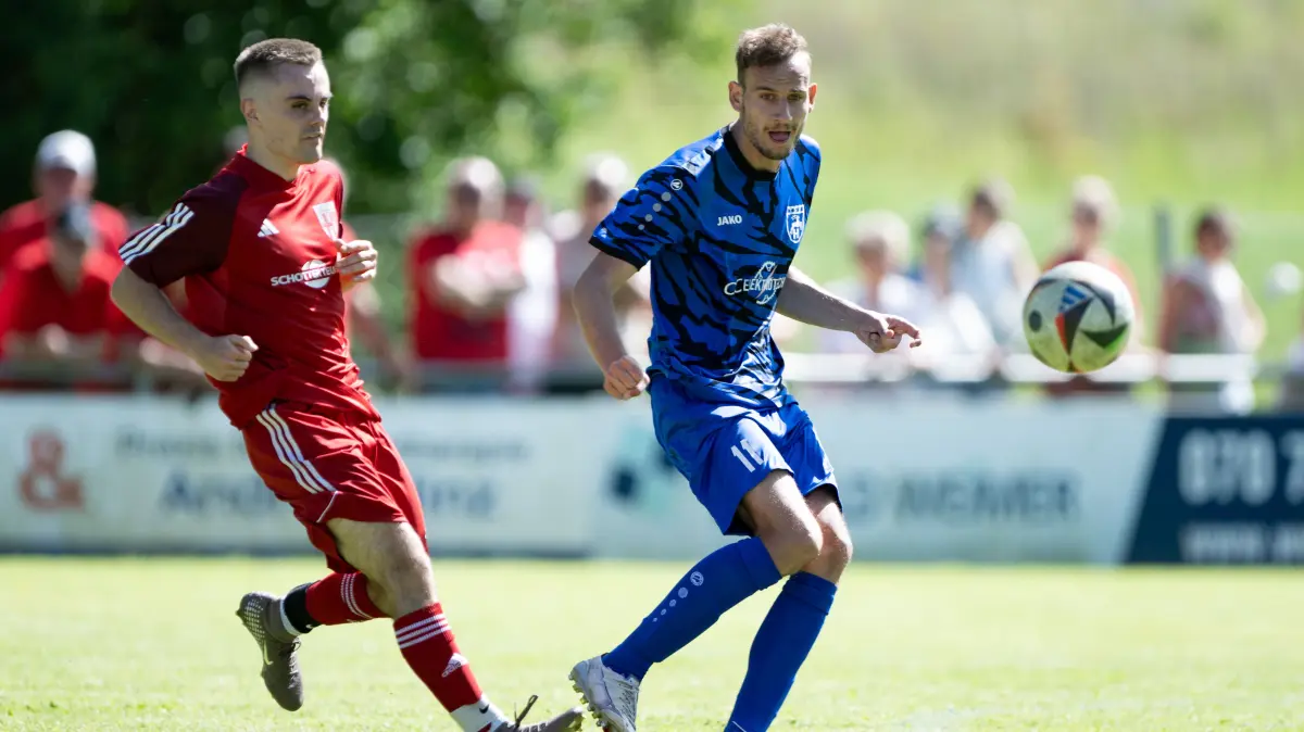 TSV Hirschau vs. TSV Strassberg, Fussball, Relegationsspiel zur LL Staffel 3, 1. Runde, Saison 2025/2026, 13.06.2026, : Alexander Lauxmann (TSV Hirschau, #11), Marius Plankenhorn (TSV Strassberg, #05),
TSV Hirschau vs. TSV Strassberg, Fussball, Relegationsspiel zur LL Staffel 3, 1. Runde, Saison 2025/2026, 13.06.2026,
Eibner-Pressefoto/Andreas Ulmer