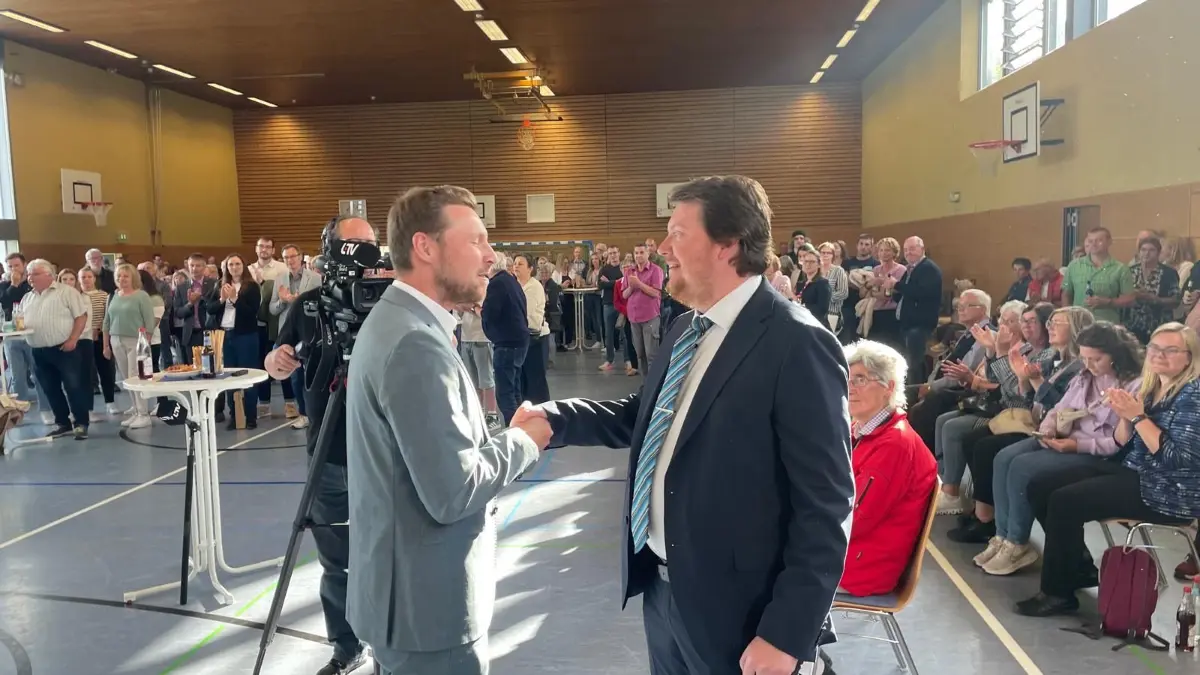 Der unterlegene Kevin Leiser (links) gratuliert Jonas Mauch zum Wahlsieg.