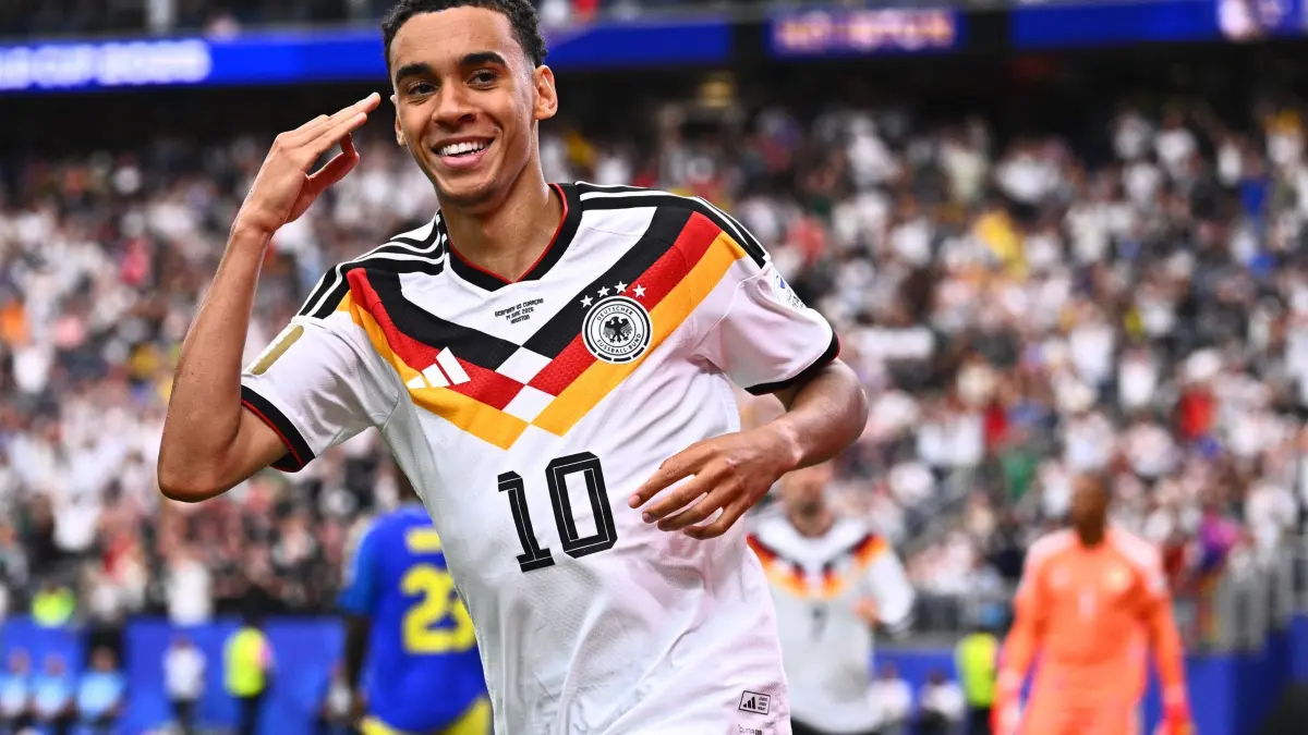 WM 2026 - Deutschland - Curaçao: 14.06.2026, USA, Houston: Fußball, Männer: WM, Deutschland - Curaçao, Vorrunde, Gruppe E, 1. Spieltag, Houston-Stadion, Jamal Musiala (Deutschland) bejubelt sein Tor zum 4:1. ACHTUNG: Gemäß den Auflagen der FIFA dürfen die Bilder ausschließlich zur redaktionellen Verwendung genutzt werden. Eine kommerzielle Nutzung ist ausgeschlossen. Zudem dürfen keine videoähnlichen Sequenzen erstellt werden, und es dürfen keine Veränderungen weder im Vordergrund noch im Hintergrund am Bild vorgenommen werden. Foto: Tom Weller/dpa +++ dpa-Bildfunk +++