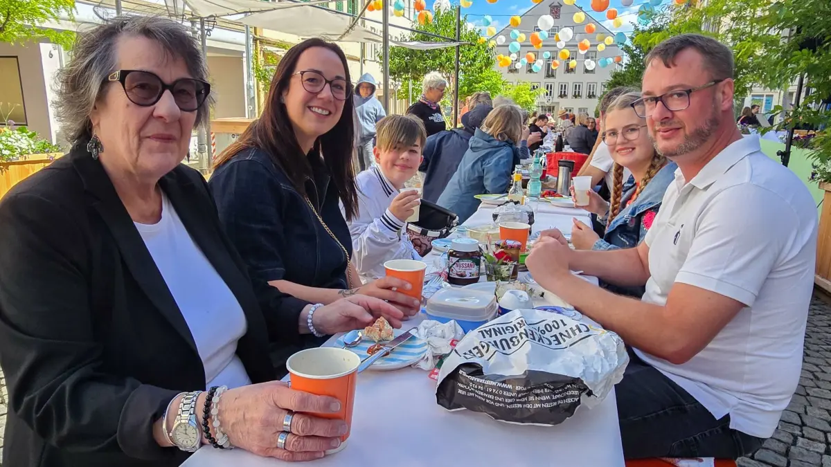 Die meisten Gäste brachten ihr Frühstück selbst mit, gerne aber wurde auch geteilt.