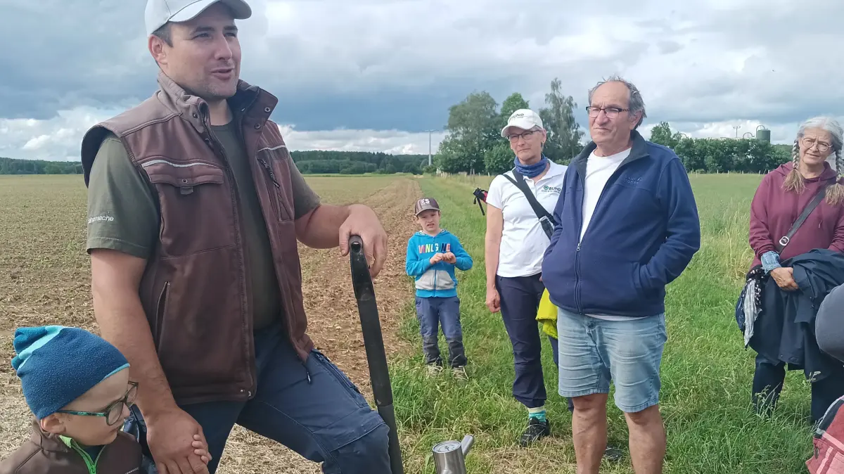 Der Berghüler Landwirt Johannes Mayer erklärt Besuchern die Grundprinzipien regenerativer Landwirtschaft. Er nutzt die Erträge vor allem für seine Viehwirtschaft.