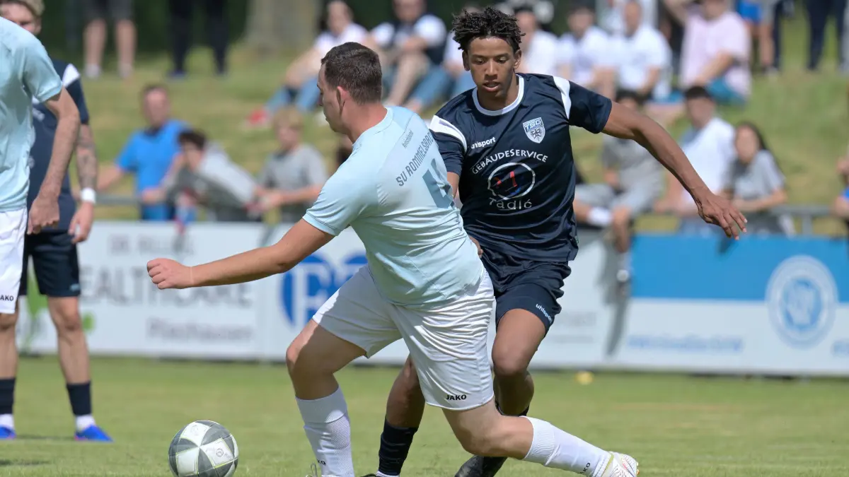 Fussball Rel. in KL A2 | TSG Reutlingen vs. SV Rommelsbach: Fussball Relegation in KL A2 / Entscheidungsspiel | TSG Reutlingen (dunkelblau) vs. SV Rommelsbach (hellblau) // 2026-06-14 // Foto: JoBaur // #9 Ismael Sterz (TSG Reutlingen) / #4 Maximilian Reyhing (SV Rommelsbach)