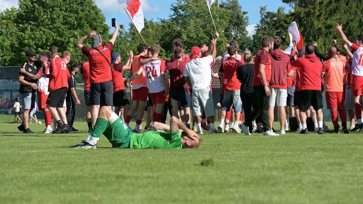 Fussball Rel. in BL | SV Huelben vs. SV Degerschlacht: Fussball Relegation in BL / Halbfinale | SV Huelben (gruen) vs. SV Degerschlacht (weiss/rot) // 2026-06-13 // Foto: JoBaur // Riesenjubel bei Degerschlacht / SVD steht im Finale / vorn #11 Christian Locher (SV Huelben)