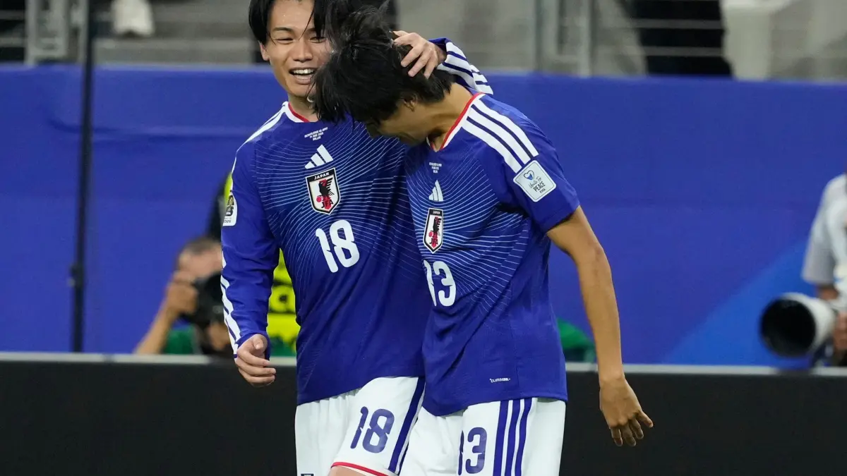 WM 2026 - Niederlande - Japan: 15.06.2026, USA, Arlington: Fußball, WM 2026, Niederlande - Japan, Vorrunde, Gruppe F, 1. Spieltag, Dallas-Stadion. Japans Keito Nakamura (r) freut sich nach seinem Tor zum 1:1 mit Ayase Ueda. Foto: Tony Guttierez/AP/dpa +++ dpa-Bildfunk +++