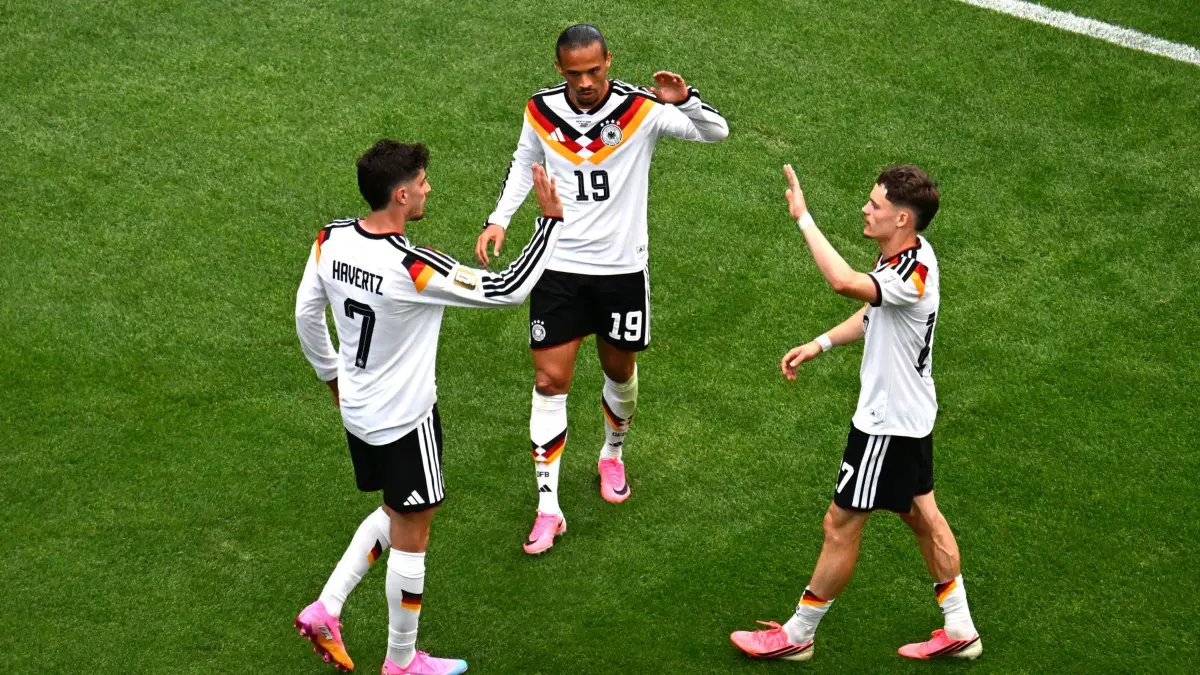 WM 2026 - Deutschland - Curaçao: 14.06.2026, USA, Houston: Fußball, Männer: WM, Deutschland - Curaçao, Vorrunde, Gruppe E, 1. Spieltag, Houston-Stadion, Kai Havertz (l, Deutschland) jubelt nach seinem Tor zum 7:1 mit Leroy Sané (M) und Florian Wirtz. ACHTUNG: Gemäß den Auflagen der FIFA dürfen die Bilder ausschließlich zur redaktionellen Verwendung genutzt werden. Eine kommerzielle Nutzung ist ausgeschlossen. Zudem dürfen keine videoähnlichen Sequenzen erstellt werden, und es dürfen keine Veränderungen weder im Vordergrund noch im Hintergrund am Bild vorgenommen werden. Foto: Federico Gambarini/dpa +++ dpa-Bildfunk +++