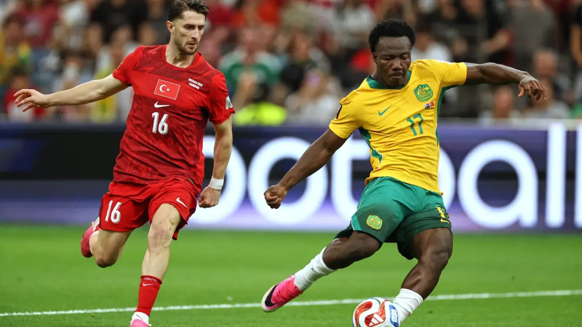 WM 2026 - Australien - Türkei: 13.06.2026, Kanada, Vancouver: Fußball, WM 2026, Australien - Türkei, Vorrunde, Gruppe D, 1. Spieltag, BC Place Vancouver. Der Australier Nestory Irankunda (r) erzielt das Tor zum 1:0 gegen Ismail Yüksek (l, Türkei). Foto: Kaleb Tatum/AP/dpa +++ dpa-Bildfunk +++