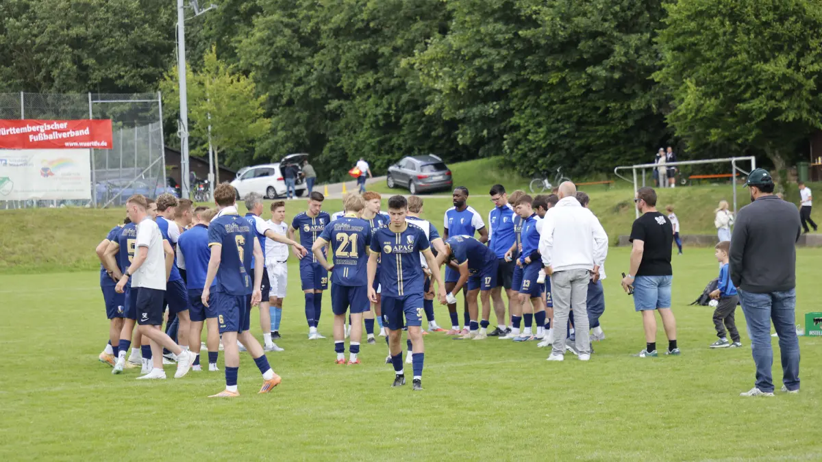 Enttäuscht stehen die Spieler der Spvgg Satteldorf nach dem verlorenen Elfmeterschießen auf dem Platz.