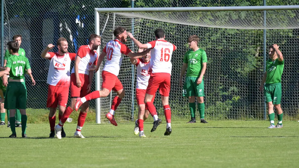 Fussball Rel. in BL | SV Huelben vs. SV Degerschlacht: Fussball Relegation in BL / Halbfinale | SV Huelben (gruen) vs. SV Degerschlacht (weiss/rot) // 2026-06-13 // Foto: JoBaur // Torjubel SVD in der Nachspielzeit / 2:1 durch #16 Alexander Hirscher (SV Degerschlacht) / Frust bei Huelben