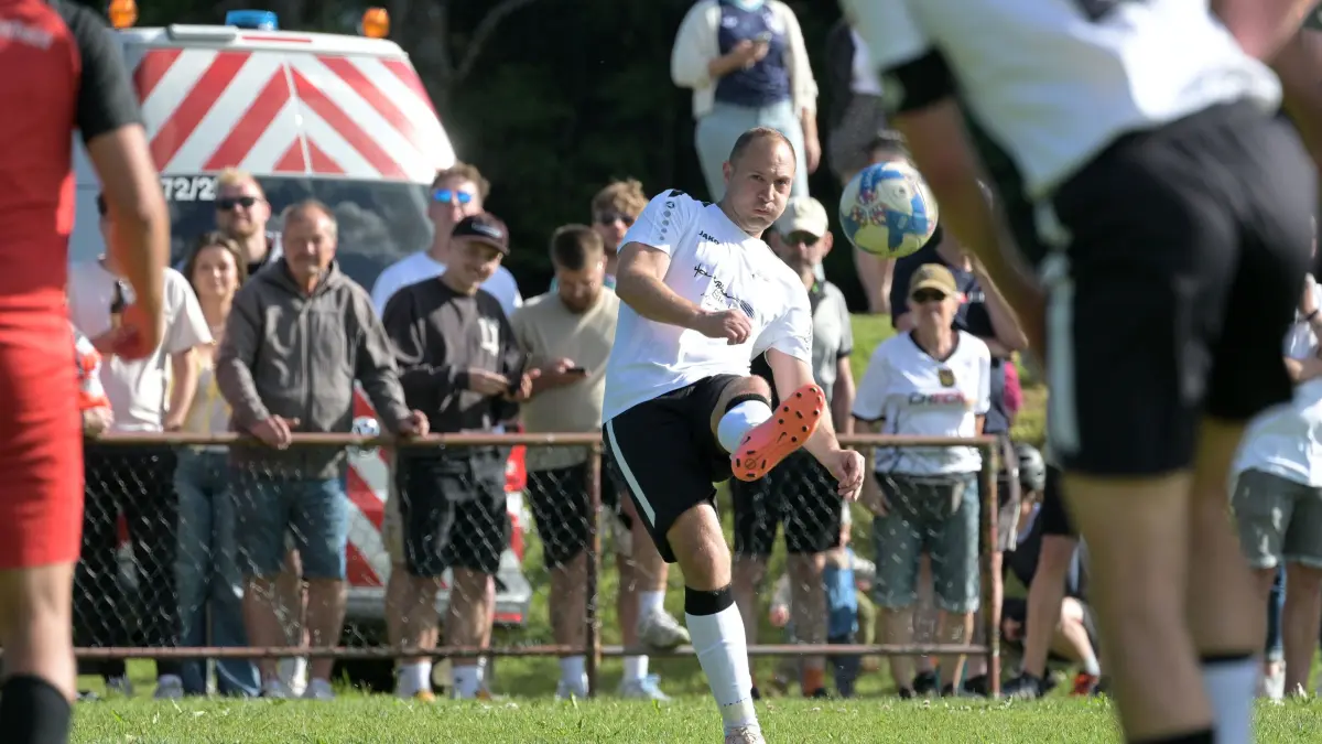 Fussball Rel. in KL A1 | Spfr. Donnstetten vs. FV Dottingen-Riedheim: Fussball Relegation in KL A1 / Halbfinale | Spfr. Donnstetten (weiss) vs. FC Dottingen-Rietheim (rot) // 2026-06-14 // Foto: Baur // #14 Tim Hahn (Spfr)