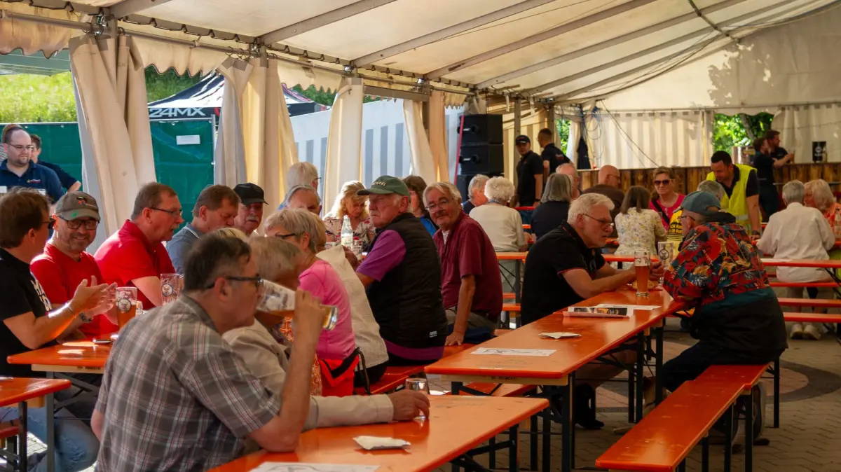 Wenn die Feuerwehr einlädt, kommen die Ratshausener Bürgerinnen und Bürger gerne zusammen.