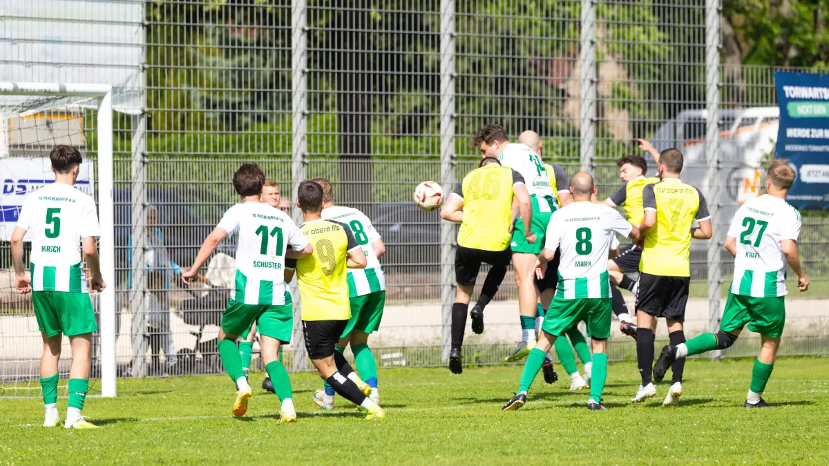 TG Reichenbach (weiß/grün) vs. TSV Obere Fils (gelb), Fußball, Entscheidungsspiel 3 in A3 - Bezirk Neckar/Fils, Saison 2025/2026, Rasenplatz Michelberghalle, Auchtweide 5, 73312 Geislingen, 14.06.2026 - 15:30 Uhr: Felix Lang (TSV Obere Fils #46) per Kopf zum 0:2
TG Reichenbach (weiß/grün) vs. TSV Obere Fils (gelb), Fußball, Entscheidungsspiel 3 in A3 - Bezirk Neckar/Fils, Saison 2025/2026, Rasenplatz Michelberghalle, Auchtweide 5, 73312 Geislingen, 14.06.2026 - 15:30 Uhr,
Foto: PhotoPeet / Sport- & Eventfotografie / Peter Harich