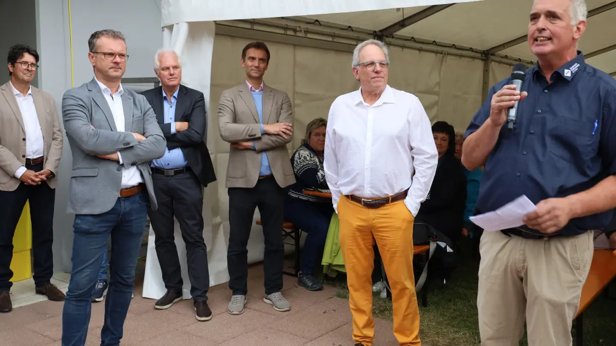 Der Geschäftsführer der Stadtwerke, Martin Beer (Mitte), feiert seinen Abschied. Vorne links: Oberbürgermeister Stephan Neher, rechts Betriebsratsvorsitzender Armin Neu.