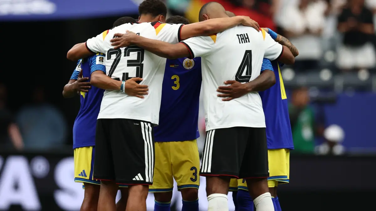 WM 2026 - Deutschland - Curaçao: 14.06.2026, USA, Houston: Fußball, Männer: WM, Deutschland - Curaçao, Vorrunde, Gruppe E, 1. Spieltag, Houston-Stadion. Felix Nmecha (Deutschland) und Jonathan Tah (Deutschland) umarmen Spieler aus Curaçao. ACHTUNG: Gemäß den Auflagen der FIFA dürfen die Bilder ausschließlich zur redaktionellen Verwendung genutzt werden. Eine kommerzielle Nutzung ist ausgeschlossen. Zudem dürfen keine videoähnlichen Sequenzen erstellt werden, und es dürfen keine Veränderungen weder im Vordergrund noch im Hintergrund am Bild vorgenommen werden. Foto: Christian Charisius/dpa +++ dpa-Bildfunk +++