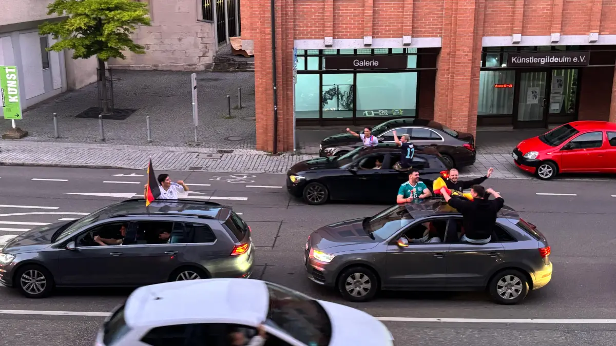 Autokorso in Ulm nach Auftaktspiel Deutschlands bei der Fußball-WM