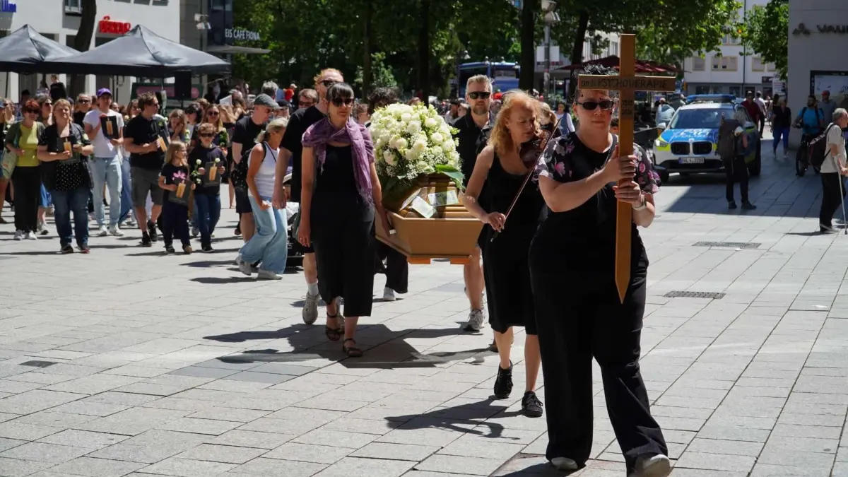 In Form eines Trauerzuges demonstrierten Psychotherapeutinnen und -therapeuten für den Erhalt der ambulanten psychotherapeutischen Versorgung.