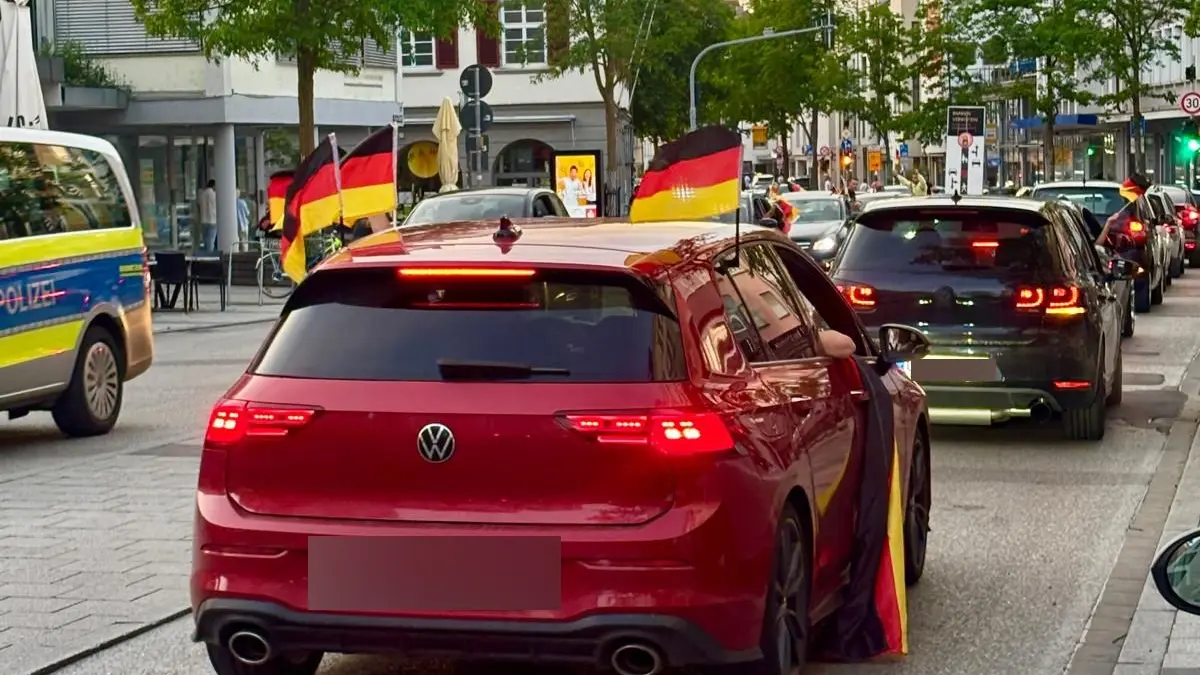 Autokorso in Ulm nach Auftaktspiel Deutschlands bei der Fußball-WM