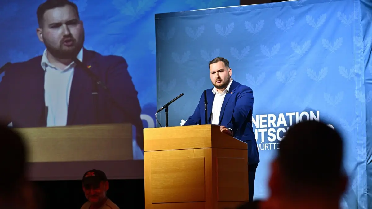 14.06.2026, Baden-Württemberg, Donzdorf: Der neugewählte Vorsitzende, Benjamin Götz, spricht bei der Gründungsveranstaltung der AfD-Nachwuchsorganisation Generation Deutschland (GD). Bei der Gründungsveranstaltung für die baden-württembergische AfD-Nachwuchsgeneration wurde unter anderem ein Vorsitzender gewählt. Foto: Jan-Philipp Strobel/dpa +++ dpa-Bildfunk +++