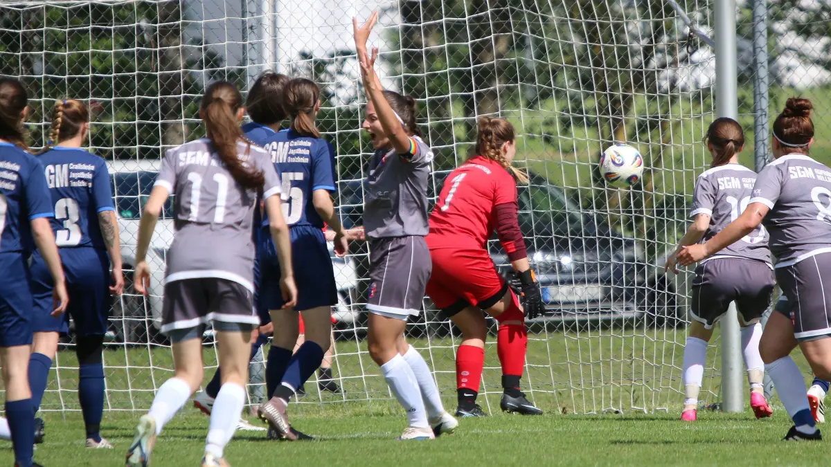 Fußball, Relegation zur Frauen-Landesliga, SG Aufhausen/Nellingen: Es fällt das 2:0 gegen die SG Crailsheim, Kapitänin Paula Aigner jubelt.