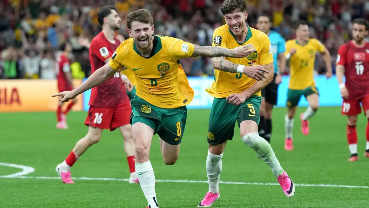 WM 2026 - Australien - Türkei: 13.06.2026, Kanada, Vancouver: Fußball, WM 2026, Australien - Türkei, Vorrunde, Gruppe D, 1. Spieltag, BC Place Vancouver. Der Australier Connor Metcalfe (l) feiert gemeinsam mit seinem australischen Teamkollegen Jordan Bos (r) nach seinem Tor zum 2:0. Foto: Abbie Parr/AP/dpa +++ dpa-Bildfunk +++