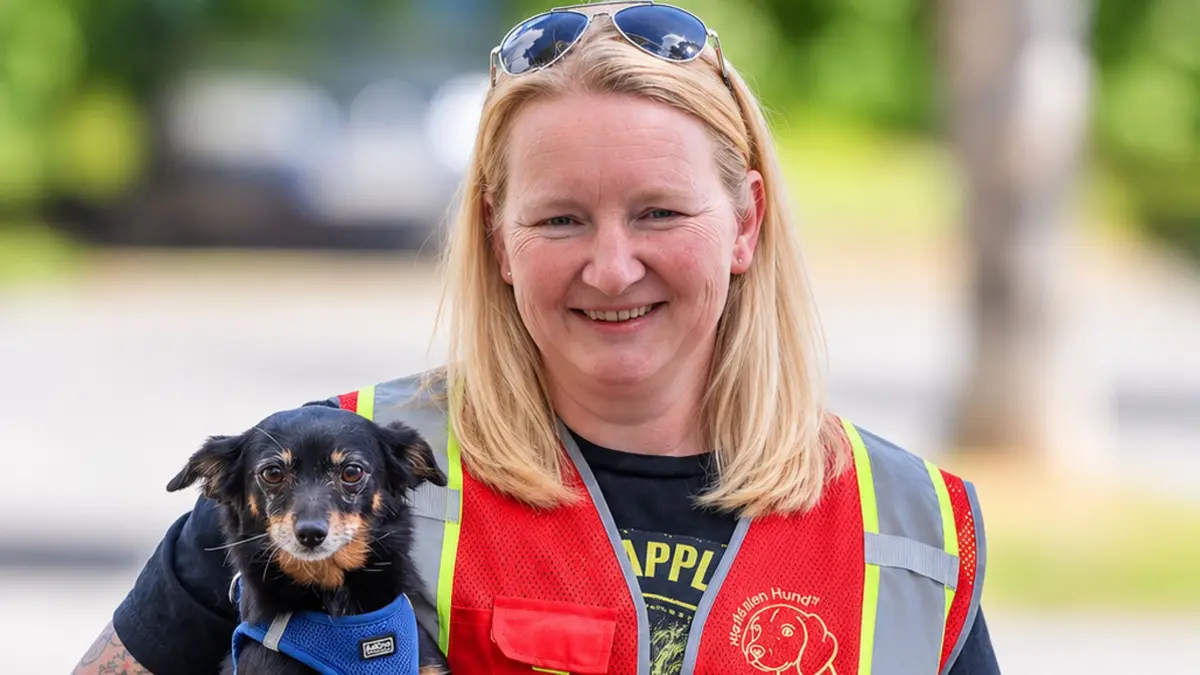 Jacqueline Dießner mit einem ihrer Hunde auf dem Arm: Sie möchte sich künftig für mehr Tierschutz und Umwelt im Gemeinderat einbringen.