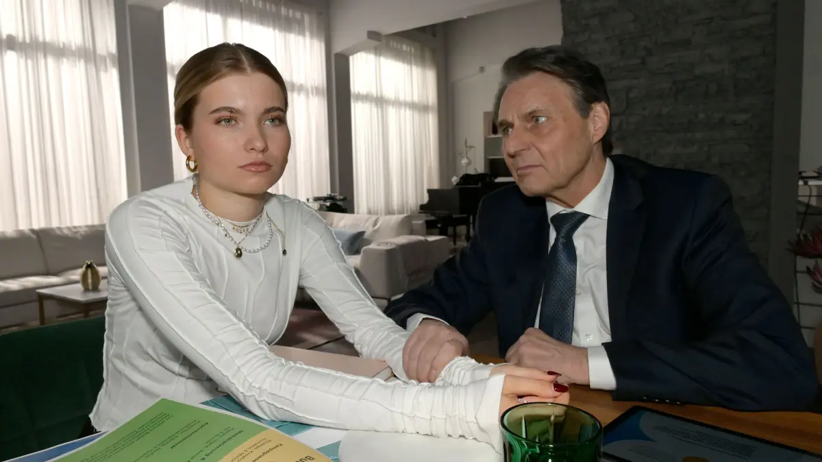 Johanna (Charlott Reschke) misstraut ihrem Vater.