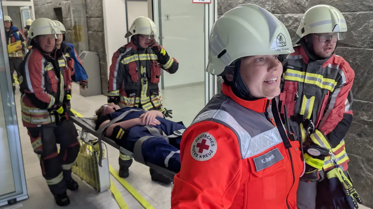 Auch das Rote Kreuz aus Hechingen übte mit und half, realitätsgetreu, bei der Versorgung und Übernahme der geretteten Personen.