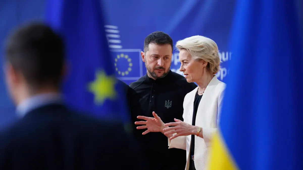 Ursula von der Leyen (r) und Wolodymyr Selenskyj: ARCHIV - 06.03.2025, Belgien, Brüssel: Die Präsidentin der Europäischen Kommission, Ursula von der Leyen (r), spricht mit dem ukrainischen Präsidenten Wolodymyr Selenskyj als sie zu einem EU-Gipfel im Gebäude des Europäischen Rates ankommen. (zu dpa: «EU beginnt Beitrittsverhandlungen mit Ukraine») Foto: Omar Havana/AP/dpa +++ dpa-Bildfunk +++