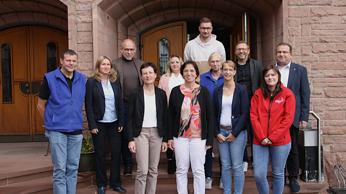 Führungskräfte von Pflegediensten im Kreis Freudenstadt formulieren im Freudenstädter Ringhof ihren Protest gegen die geplante Pflegereform. Sie werden unterstützt von Dekan Andreas Streich (zweite Reihe rechts).