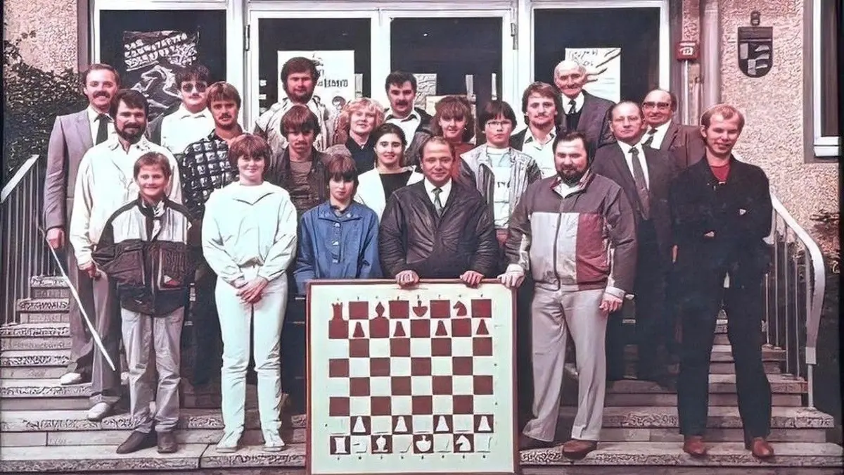 Fototermin fürs Heimatbuch im Jahr 1985 – damals war der Schachclub gerade einmal neun Jahre alt.