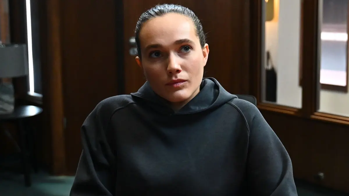 Joana (Josephine Martz) wird in der Umkleide sexuell belästigt.