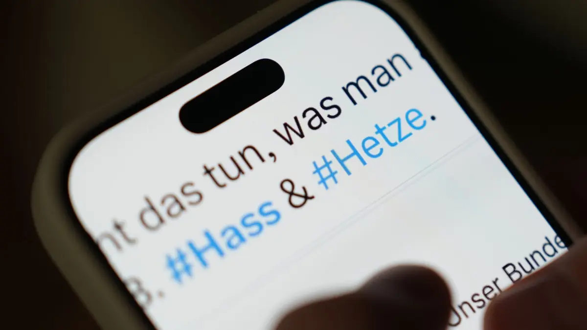 Beratungsstelle: ILLUSTRATION - 26.11.2025, Hamburg: Auf dem Bildschirm eines Smartphones sind in einem Beitrag eines sozialen Netzwerks die Hashtags #Hass und #Hetze zu sehen. (zu dpa: «Beratungsstelle: «Hass im Netz reale Bedrohung»») Foto: Marcus Brandt/dpa +++ dpa-Bildfunk +++