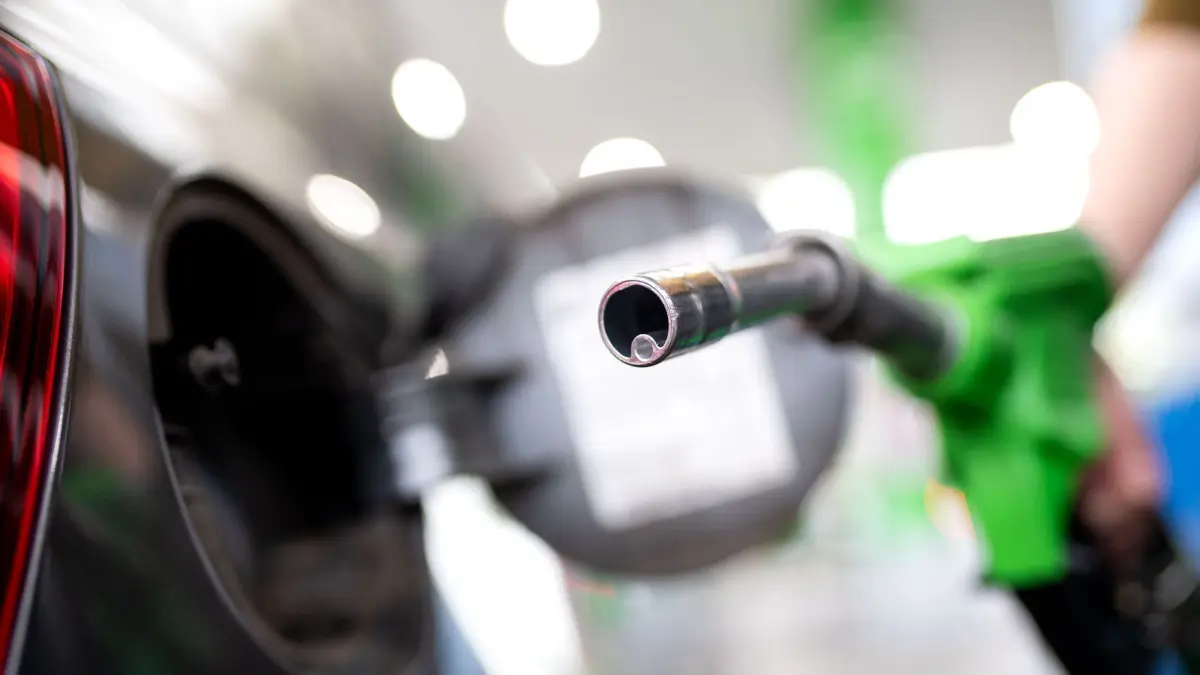 ARCHIV - 06.09.2020, Bayern, München: Eine Frau hält an einer Tankstelle an einer Zapfsäule eine Zapfpistole in der Hand und betankt ein Auto. (zu dpa: «Spritpreise fallen - ADAC: Nicht schnell genug») Foto: Sven Hoppe/dpa +++ dpa-Bildfunk +++