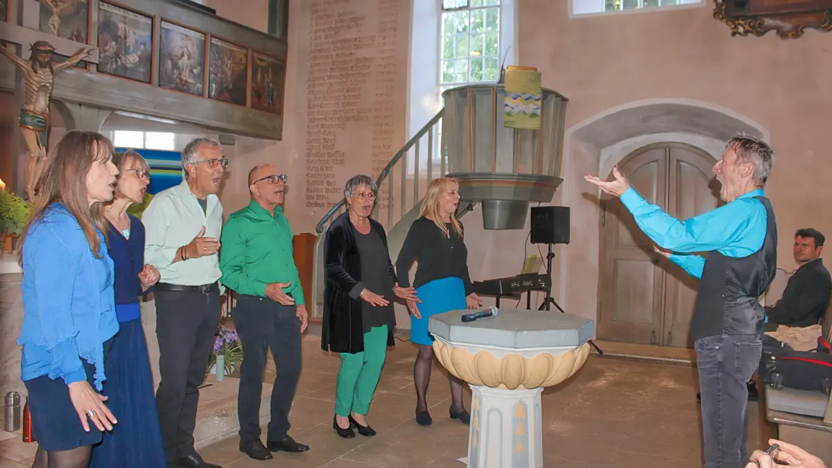 Beim letzten Stück dirigierte Wolfram Blank sein Vokalensemble OhrFest.