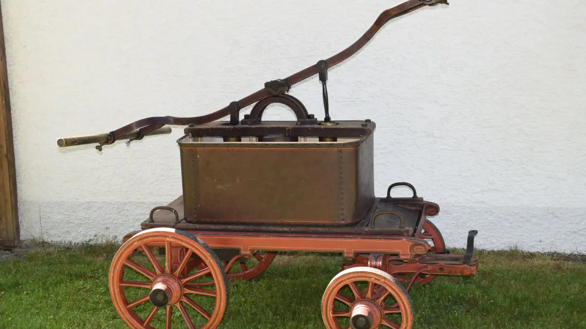 1878 kam die Handruckspritze erstmals ins Bibertal. Nach 30 Jahren in Neu-Ulm ist sie wieder zurück.