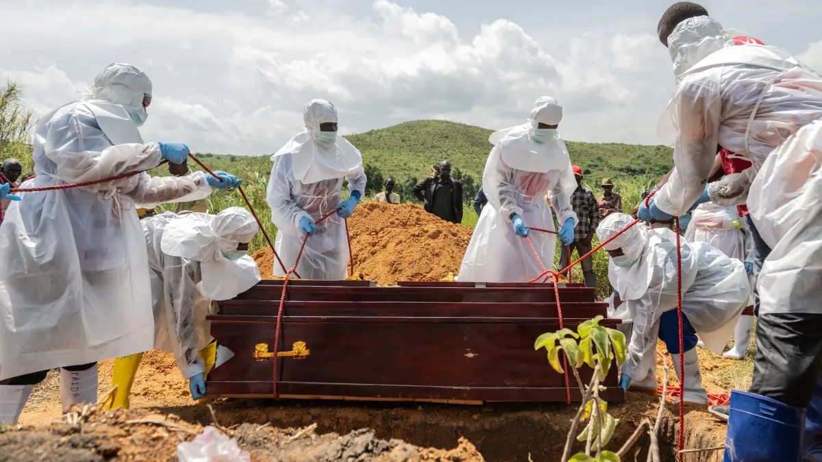 Ebola in der DR Kongo: ARCHIV - 23.05.2026, Demokratische Republik Kongo, Rwampara: Mitarbeiter des Roten Kreuzes beerdigen ein Ebola-Opfer auf dem Rwampara-Friedhof. (zu dpa: «Weiterhin schnelle Ausbreitung von Ebola im Kongo») Foto: Moses Sawasawa/AP/dpa +++ dpa-Bildfunk +++