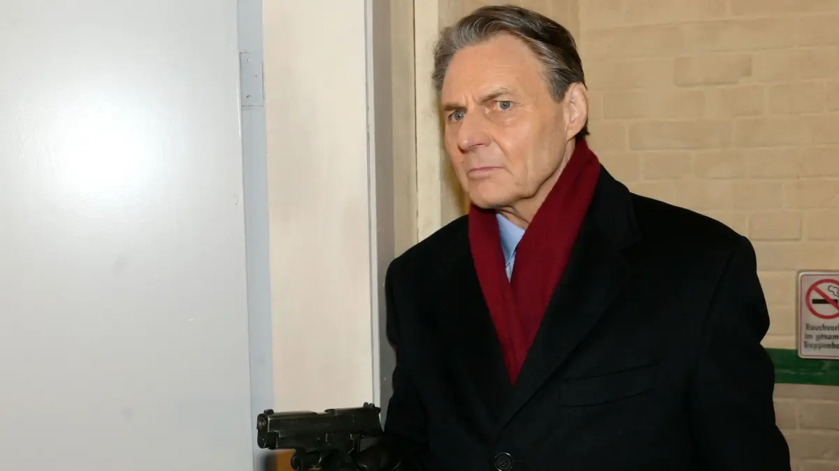 Viele Indizien belasten Jo Gerner (Wolfgang Bahro). Diese Szene zeigt ihn kurz nach dem Mord an Zoe vor ihrer Wohnung mit einer Waffe in der Hand.