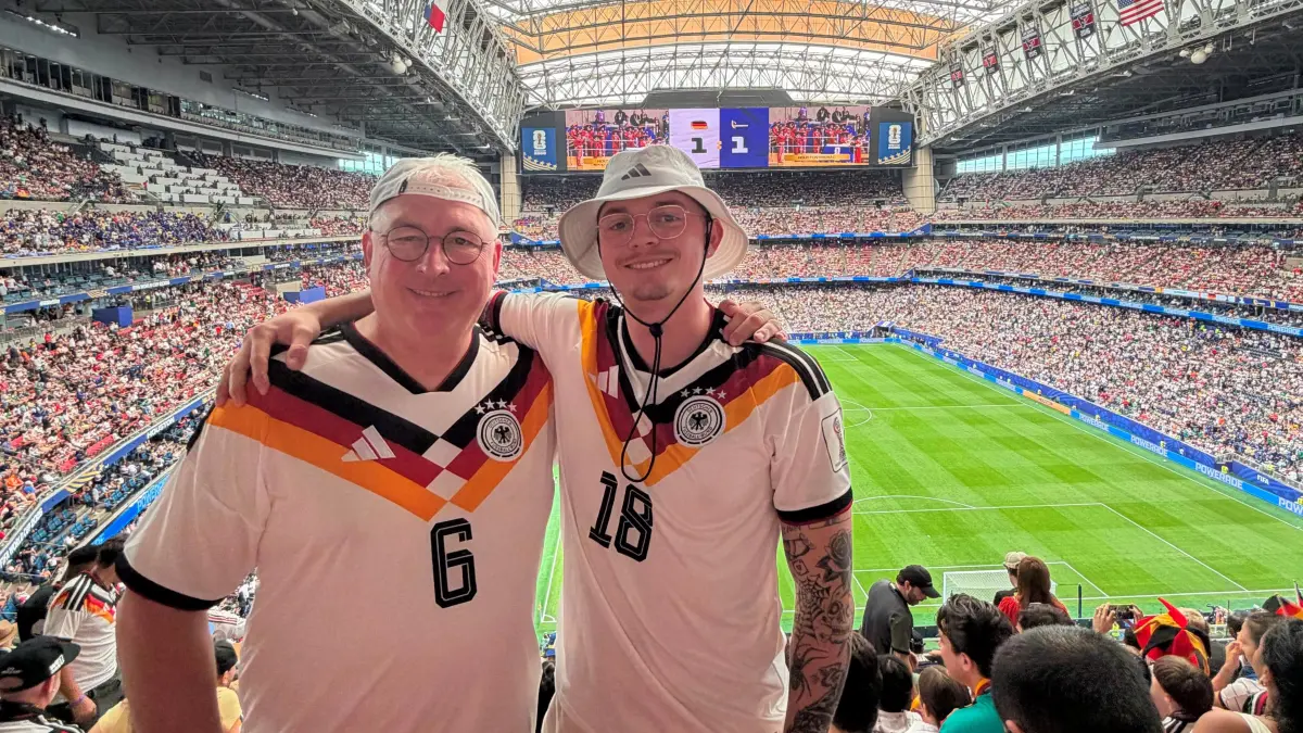 Durften das 7:1 der DFB-Elf in Houston bejubeln: Ralf (links) und Benjamin Linsenmaier aus Ulm-Jungingen.