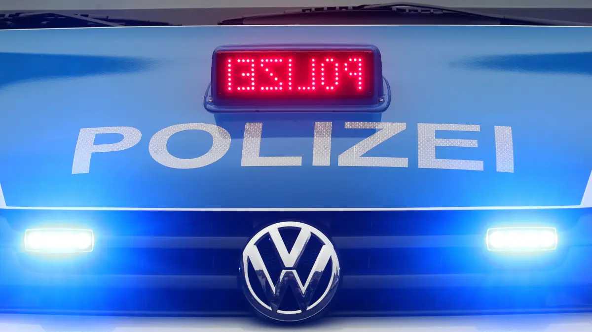 ARCHIV - Ein neues Einsatzfahrzeug der Polizei hat seine Beleuchtung für den Einsatz in Düsseldorf eingeschaltet (Foto vom 09.01.2012). Eine zentrale Stelle für alle Einkäufe der Landesregierung - vom Kugelschreiber bis zum Polizeiauto - könnte aus Sicht der FDP-Opposition in Nordrhein-Westfalen Millionen einsparen. Nach Schätzung einer von der Landtagsfraktion beauftragten Beratungsgesellschaft liegt das jährliche Einsparvolumen bei rund 230 Millionen Euro. Das Finanzministerium warnte hingegen, dass eine zu starke Zentralisierung des Einkaufs unwirtschaftlich würde. Foto: Roland Weihrauch dpa/lnw +++(c) dpa - Bildfunk+++