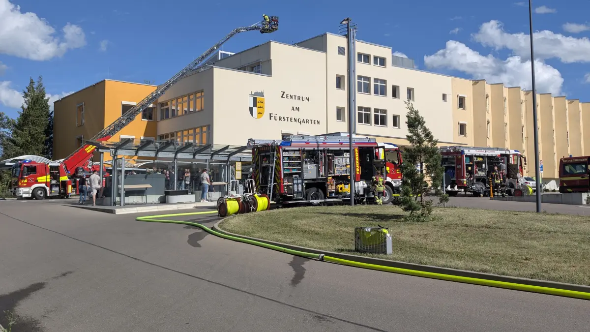 Das alte Hechinger Krankenhaus, jetzt Zentrum am Fürstengarten geheißen, war Schauplatz der Großübung der Hechinger Feuerwehr.