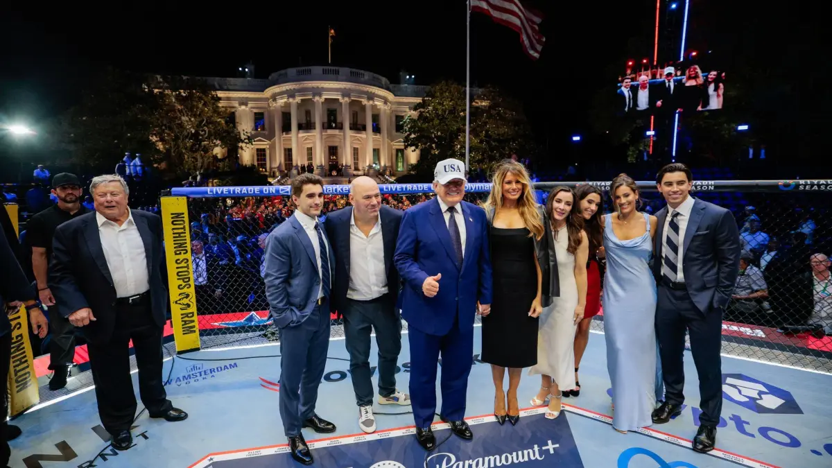 UFC Freedom 250 Trump: 15.06.2026, USA, Washington: US-Präsident Donald Trump, First Lady Melania Trump, UFC-Präsident und CEO Dana White sowie weitere Gäste posieren nach der UFC Freedom 250 auf dem Südrasen des Weißen Hauses. Foto: Evan Vucci/Pool Reuters/AP/dpa +++ dpa-Bildfunk +++