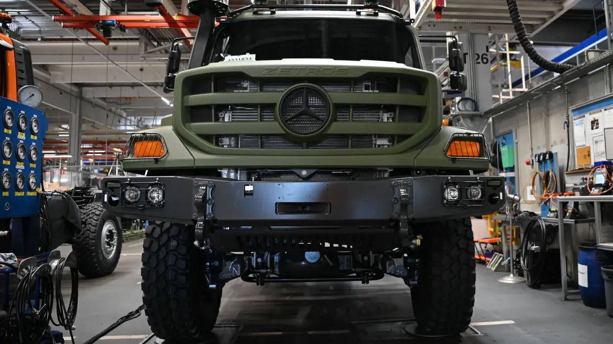 Zetros: PRODUKTION - 09.06.2026, Rheinland-Pfalz, Wörth am Rhein: Ein Zetros steht in einer Produktionshalle in einem Lkw-Montagewerk von Mercedes-Benz Trucks, einem Werk der Daimler Truck AG, in Wörth am Rhein. (zu dpa: «Daimler Truck setzt auf Militärgeschäft für neues Wachstum») Foto: Katharina Kausche/dpa +++ dpa-Bildfunk +++