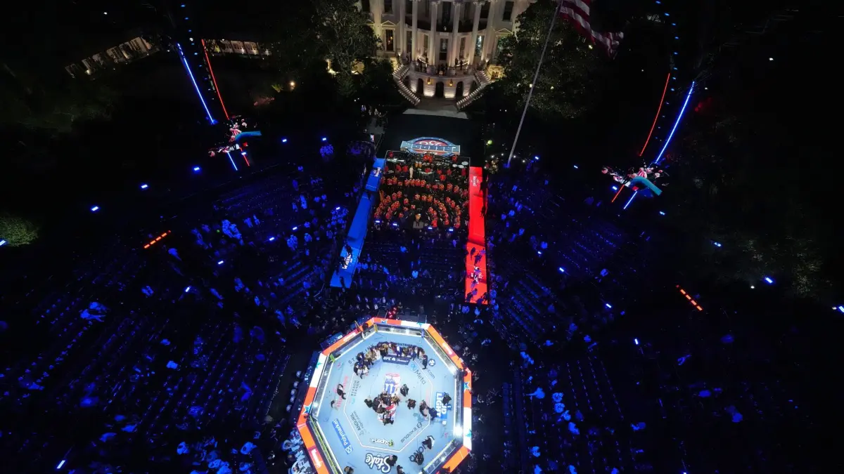 UFC Freedom 250 Trump: 15.06.2026, USA, Washington: Präsident Donald Trump, First Lady Melania Trump, UFC-Präsident und CEO Dana White und weitere Personen posieren nach der UFC Freedom 250 auf dem South Lawn des Weißen Hauses am Montag, dem 15. Juni 2026, in Washington für ein Foto im Octagon. Foto: Alex Brandon/AP Pool/dpa +++ dpa-Bildfunk +++