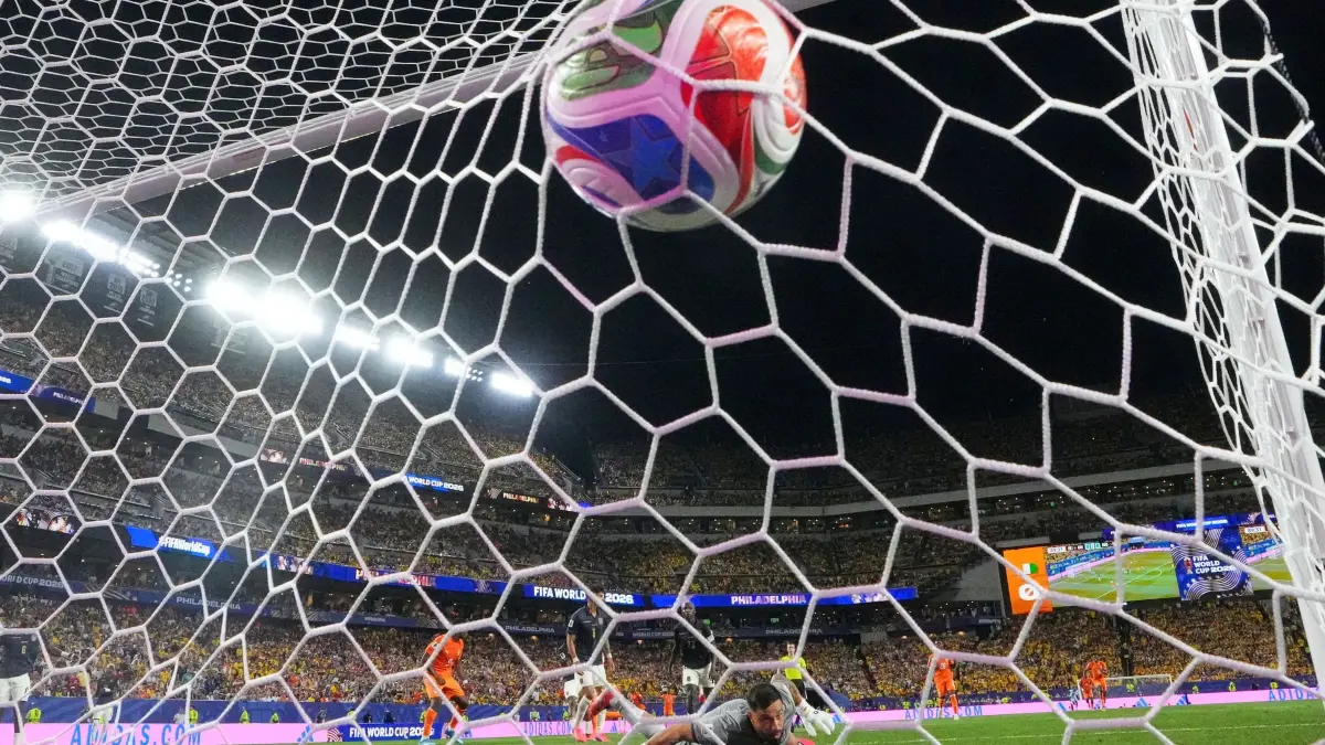 WM 2026 - Elfenbeinküste - Ecuador: 14.06.2026, USA, Philadelphia: Fußball, WM, 2026, Elfenbeinküste - Ecuador, Vorrunde, Gruppe E, 1. Spieltag, Philadelphia-Stadion. Ecuadors Torhüter Hernán Galíndez (1) blickt dem Ball von Amad Diallo aus der Elfenbeinküste hinterher, der zum 1:0 ins Netz geht. Foto: Petr David Josek/AP/dpa +++ dpa-Bildfunk +++