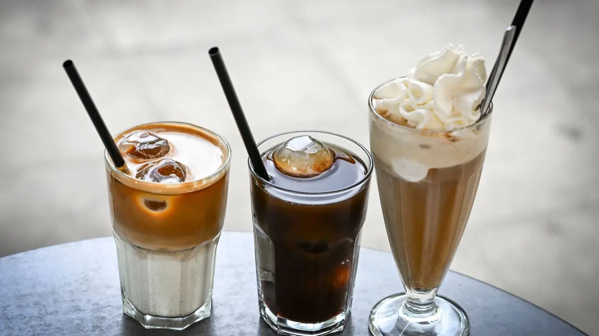 Ist Kaffeekonzentrat der Sommertrend '26?: ARCHIV - 23.06.2025, Berlin: Kalter Kaffee als Iced Latte (l-r), Eiskaffee mit Eiswürfeln und klassischer Eiskaffee mit Vanilleeis und Sahne (zu dpa: «Ist Kaffeekonzentrat der Sommertrend '26?») Foto: Jens Kalaene/dpa +++ dpa-Bildfunk +++