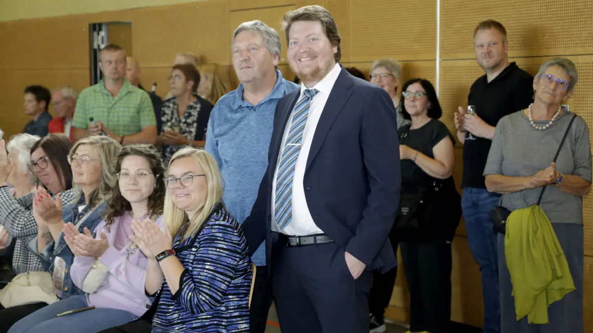 Der Moment der Bekanntgabe des Wahlergebnisses: Jonas Mauch mit seinem Vater und seiner Partnerin.