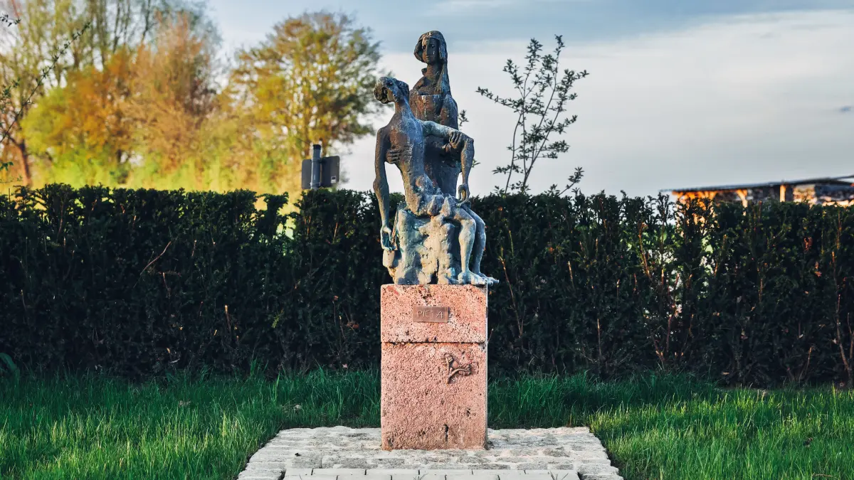 Die Pietà von Josef Henger gehört zu den Skulpturen, die neu in Empfingen augstellt wurden.